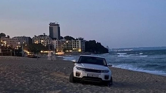 Джип затъна при демонстративна разходка на плажа на Кабакум край Варна
