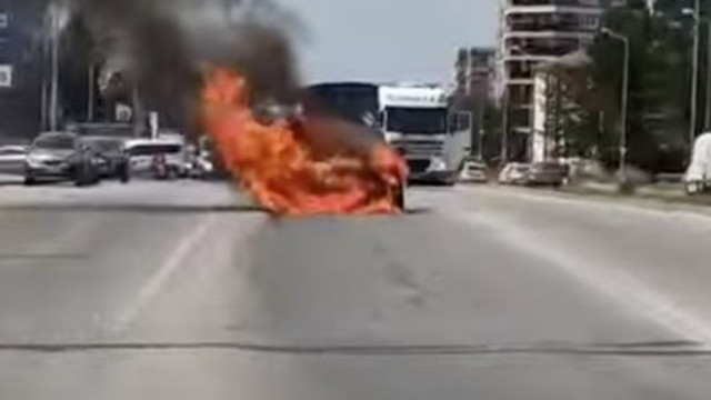 Столичани заснеха автомобил обхванат от пламъци на столичния бул Ломско