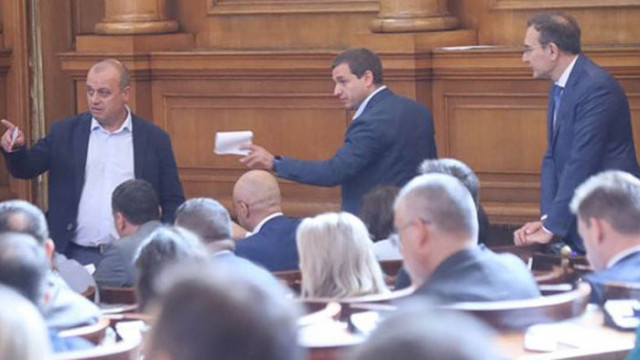 Депутатите ще изслушват финансовия министър Асен Василев и председателя на