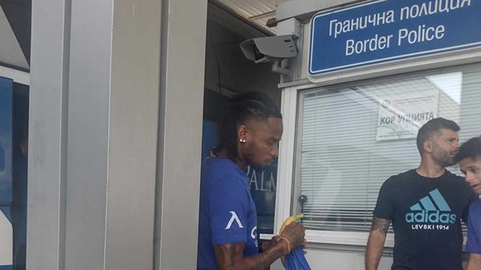 Не пуснаха играч на "Левски" в Северна Македония, забравил си паспорта
