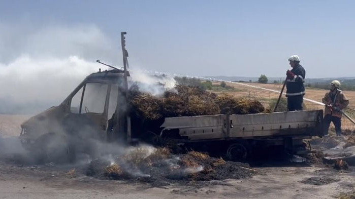 Натоварен със слама камион изгоря край Хасково. Инцидентът стана на