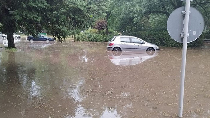 Силна буря удари Търговище. Всички общински служби и екипи са на