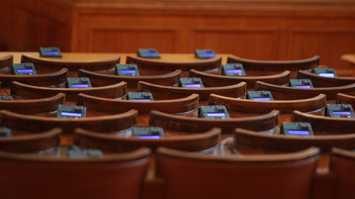 Депутатите решиха фирмите с над 100 служители да изплащат заплати