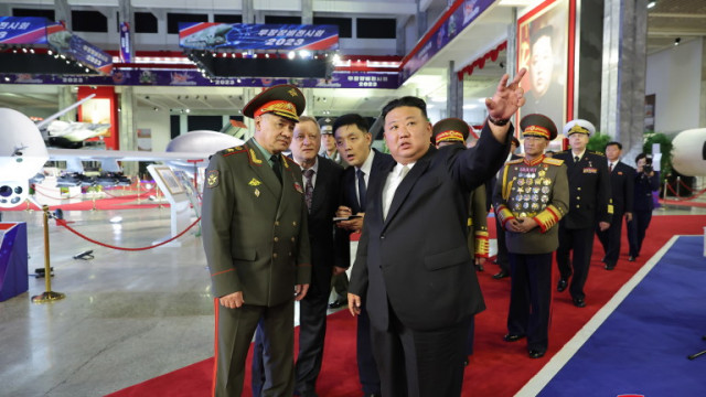 Министърът на отбраната на Русия придружи лидера на Северна Корея Ким Чен