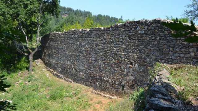 Оскверненият от османците кръст на болярина Драгота открит в крепост край Храстово