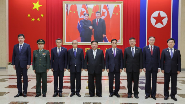 Севернокорейският лидер Ким Чен ун се срещна с китайската делегация  която посети Пхенян