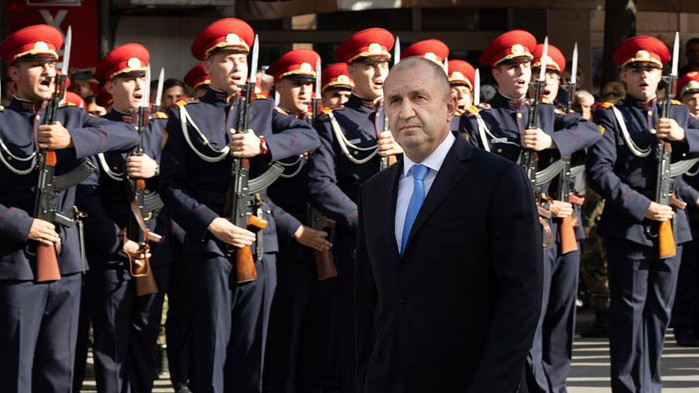 Президентът Румен Радев връчи първите офицерски пагони на 113 курсанти
