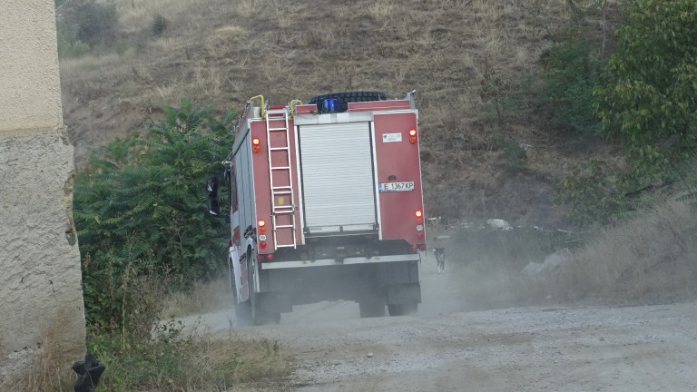 Втори ден продължава гасенето на огъня, обхванал борова гора над пловдивското село