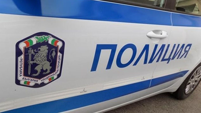Деца счупиха панорамно стъкло на кола в Септември