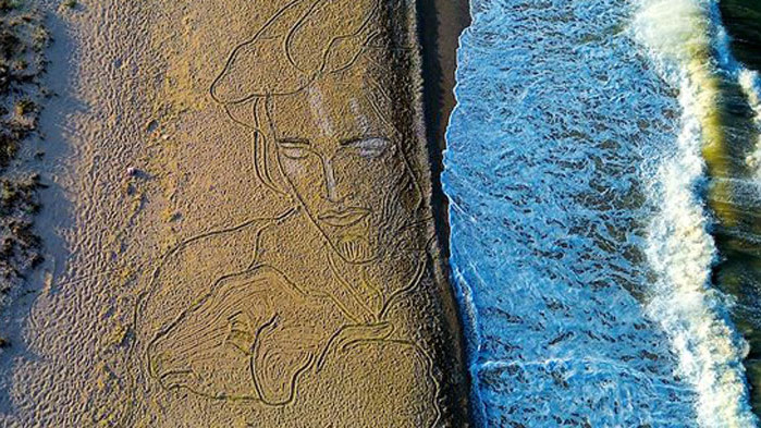 Огромна лендарт рисунка се появи на брега на Дурнакулак. Автор