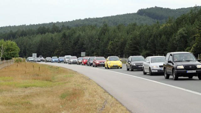 Километрично задръстване от автомобили е образувано на автомагистрала Тракия в