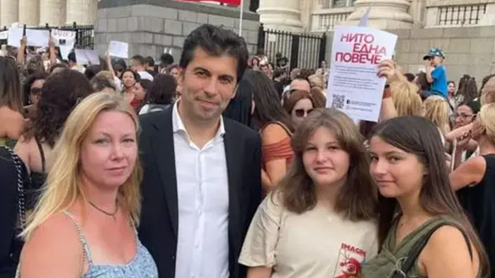 „Наколенкаджиите“ от „Дондуков“ 2 бързат да се присламчат към протеста срещу насилието