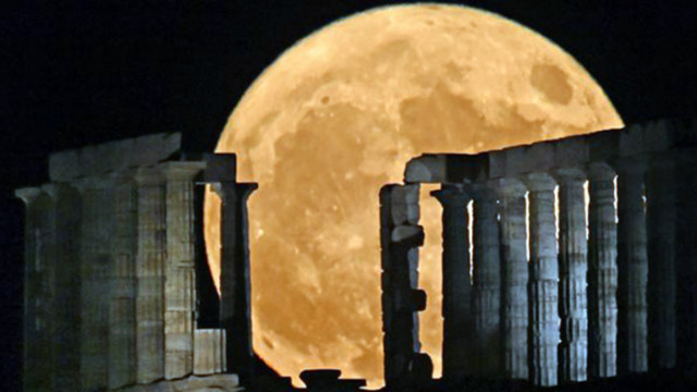 Августовската суперлуна огря тази нощ Храма на Посейдон в Гърция