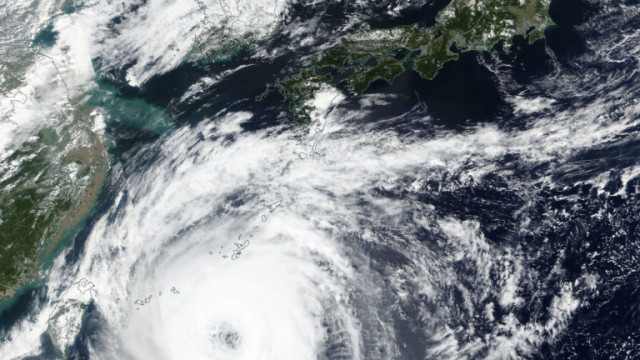 Силни ветрове удариха електропроводи в популярната туристическа дестинация в Япония Окинава