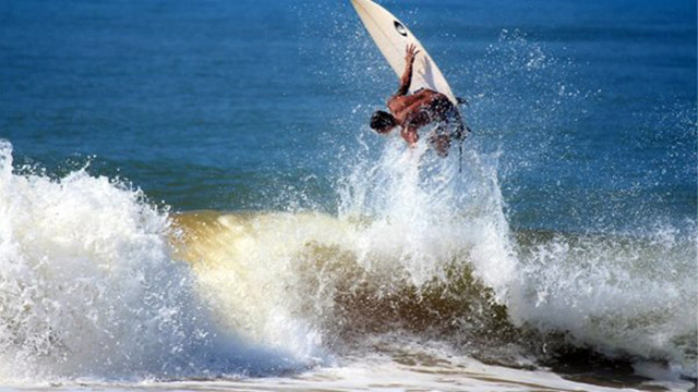 Катер спаси бедстващ сърфист край Варна
