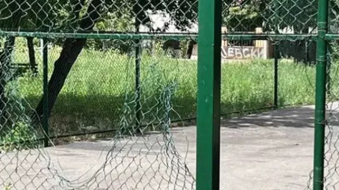 Кметът на „Връбница“ сигнализира за скъсана ограда на ремонтирана скоро спортна площадка