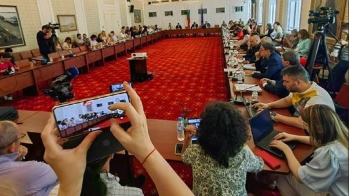 С 13 гласа за Правната комисия отхвърли ветото на президента