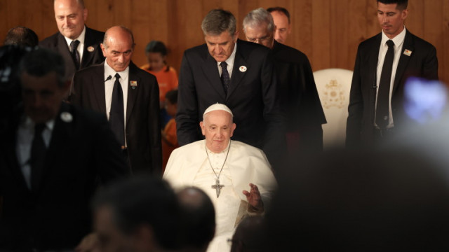Папа Франциск посети управляван от Църквата социален център в квартал