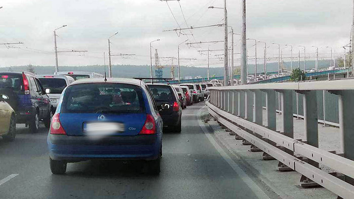 Катастрофа с моторист е станала на Аспарухов мост. Това съобщиха