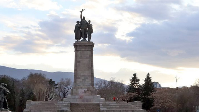 Областната управа с 2 писма активизира местенето на Паметника на Съветската армия