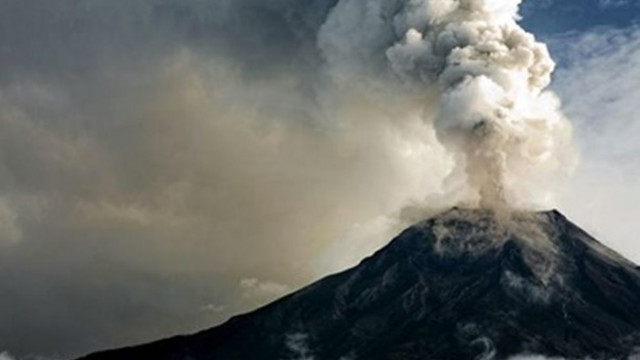 Вулкан изригна пепел, затрудни полетите в Аляска