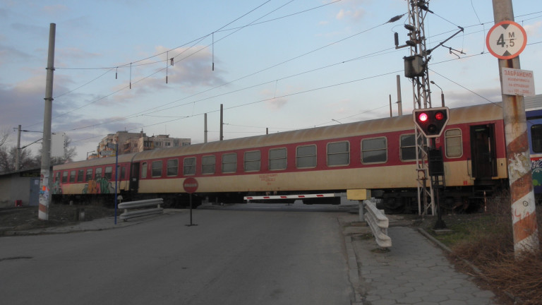 Бързият влак от София за Варна е ударил кола, съобщи
