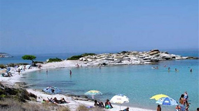 Прочистват плажовете на Гърция от заведения след бунт на граждани