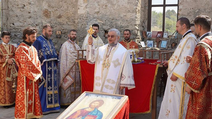 Дядо Киприан отслужи литургия в потопената църква на язовир "Жребчево"