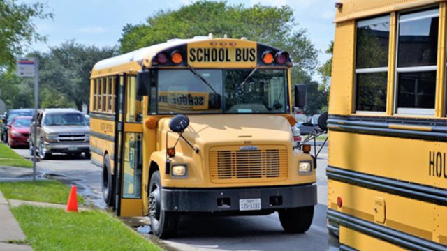 30 деца са в болница, след като училищен автобус катастрофира на магистрала в САЩ