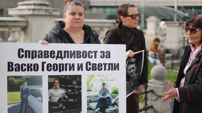 Роднини на загинали при катастрофи блокират Орлов мост, искат по-строги присъди