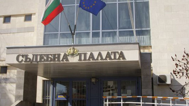 Съдът в Добрич реши: задържат под стража обвинения в убийство на баща си