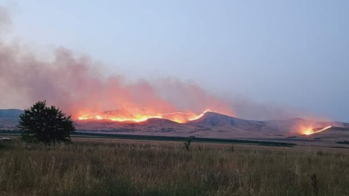 Около три хиляди декара сухи треви и стърнища изгоряха при