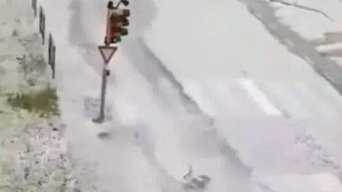 Буря удари град Удине в Италия – улиците се покриха с дебел слой лед (ВИДЕО)