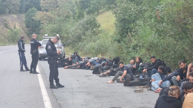 Полицията задържа бус превозващ нелегални мигранти край Мъглиж  Това съобщи БНТ