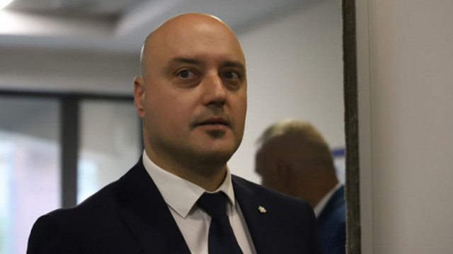 Министърът на правосъдието Атанас Славов оспорва пред петчленен състав на Върховния