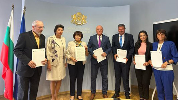 Учителските заплати се увеличават с 15%. Това става по силата