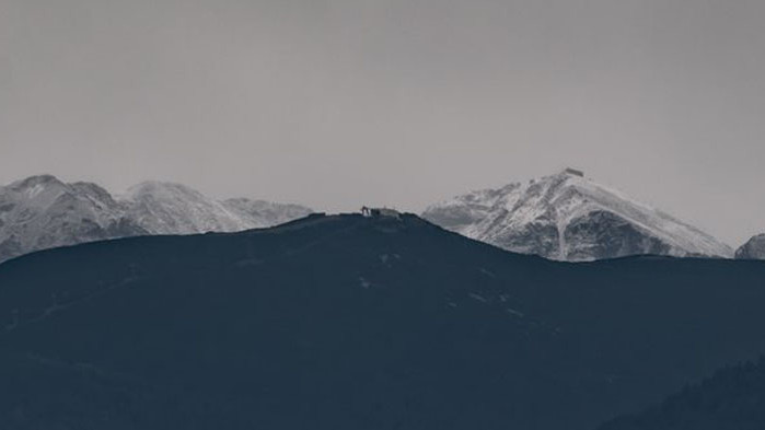 Сняг вали в момента на връх Мусала в Рила. Това