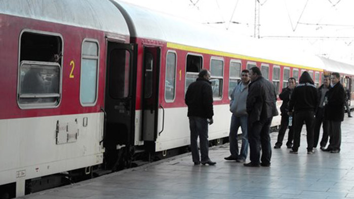 Дим между седалки в първокласен вагон спря влака Варна-София, свалиха пътниците