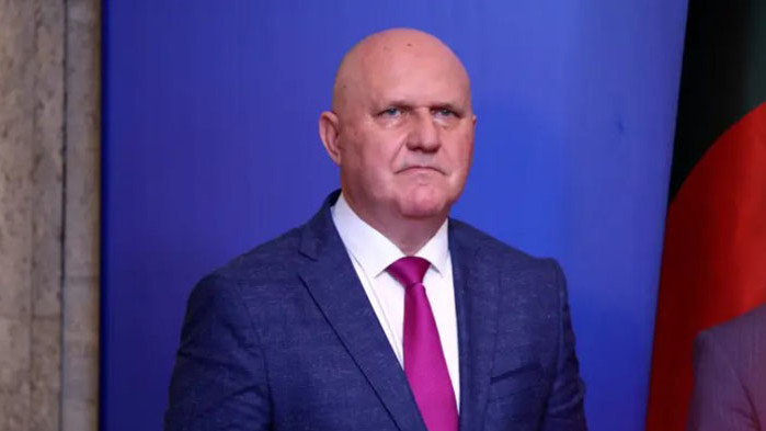 Той очаква в даден момент учебниците да се окажат незадължителни