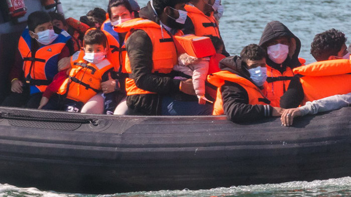 Най-малко шестима души са загинали и повече от 50 са