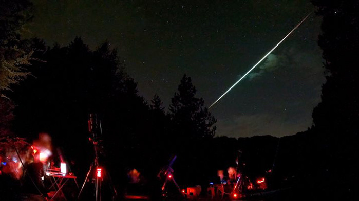 Невероятен кадър на падаща звезда са заснели българските астрономи на