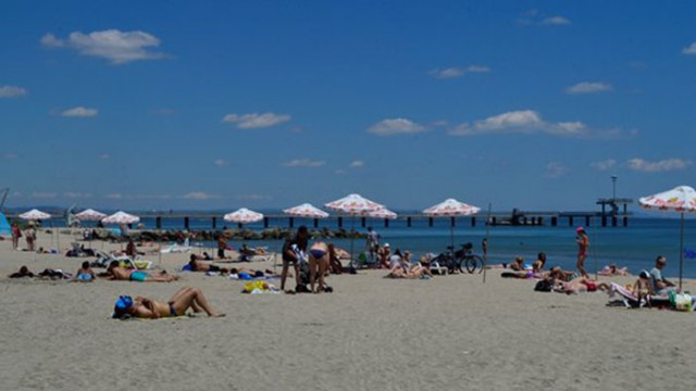 Проверки по морето: туристи искат само чадър, гонят ги от плажа, ако не е с шезлонг