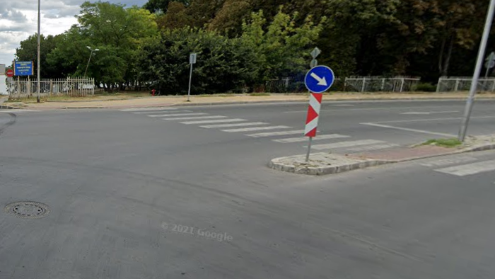 Блъснатата жена с дете на пешеходна пътека на входа на парка в Аспарухово е бременна в шестия месец