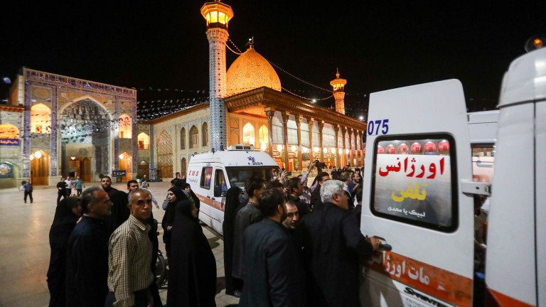 Най-малко един човек е бил убит в шиитско религиозно светилище в