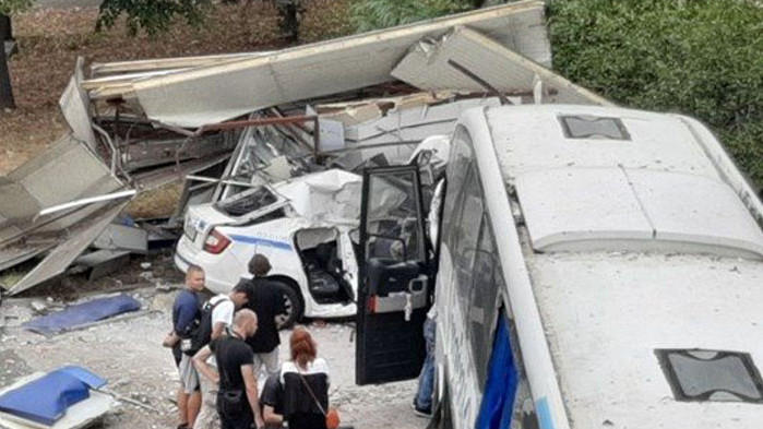 Издигнаха паметник на убитите от бус с мигранти полицаи в