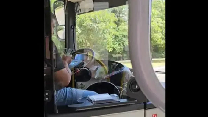 Шофьор на автобус в София се забавлява в интернет докато шофира (ВИДЕО)