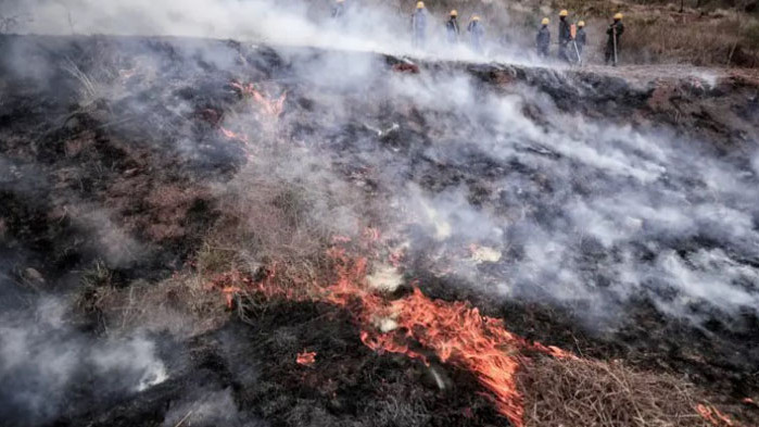 Запалена машина за балиране предизвика пожар в нива. Инцидентът се