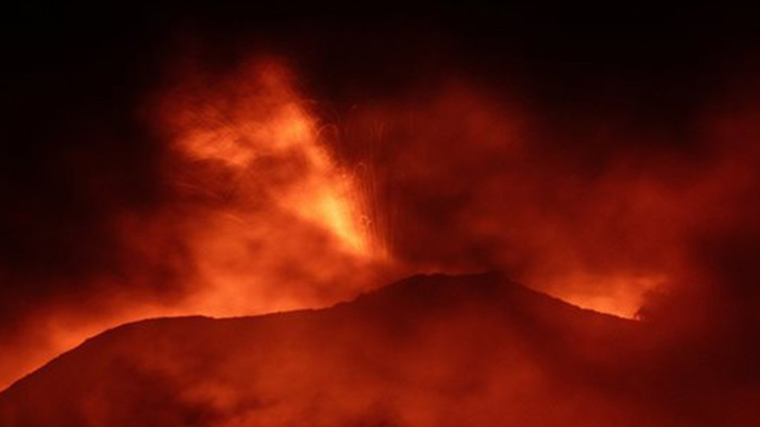 Затвориха летище в Сицилия заради изригването на вулкана Етна