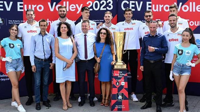 Волейболните национали представиха купата на европейското във Варна