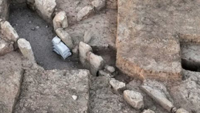 Израелски археолози които правят разкопки преди полагането на водопровод в